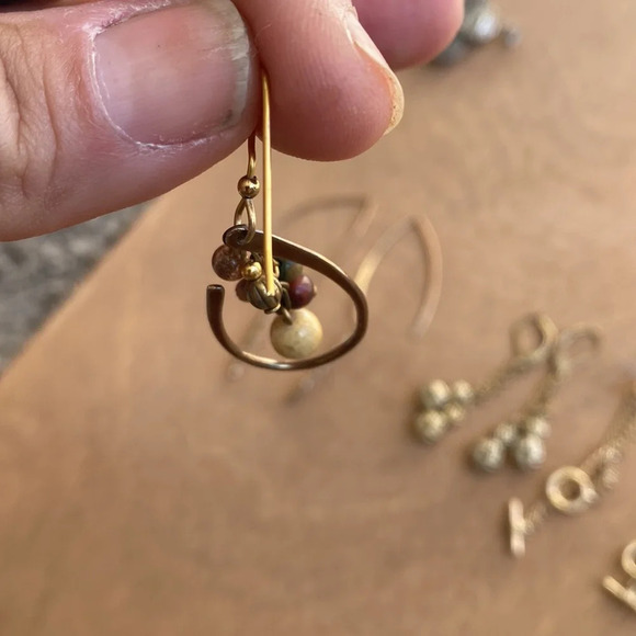 4 pairs of gold tone dangle earrings - Picture 8 of 9